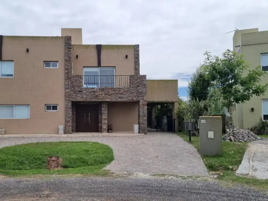 Venta Casa 3 años 4 dormitorios, 440m2, 4 cocheras, Canning, Esteban Echeverria