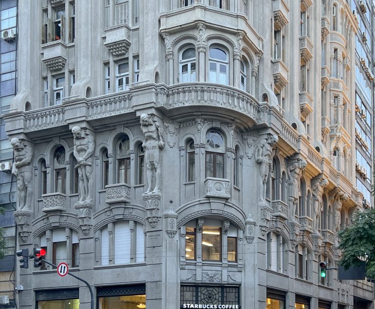 El increíble edificio de los 680 ojos: símbolos ocultos, esculturas colosales y el legado de Otto Wulff en Buenos Aires 8 El increíble edificio de los 680 ojos: símbolos ocultos, esculturas colosales y el legado de Otto Wulff en Buenos Aires