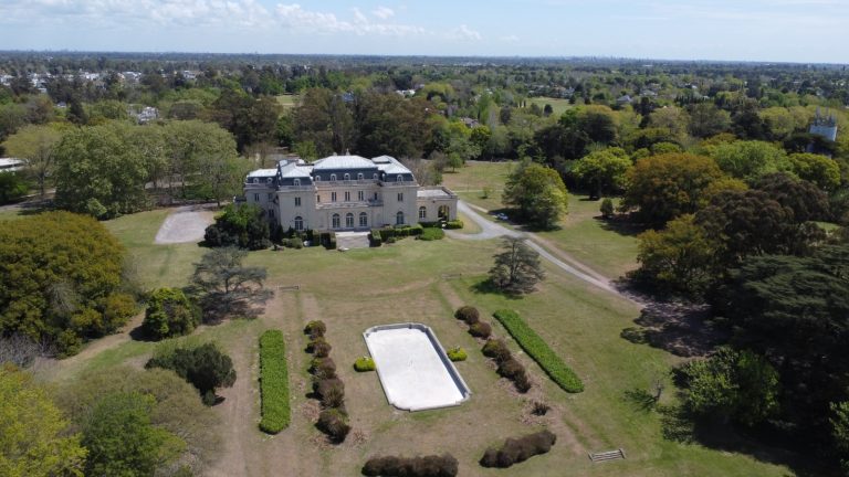 La mansión más cara del sur del GBA, la que no quiso habitar su dueña: se vende la casona donde se filmó la serie «Menem»