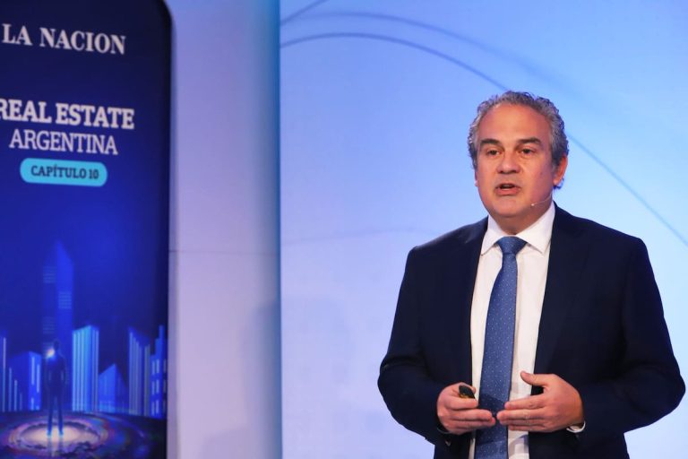 Un tributarista explicó los riesgos de usar los dólares bajo el colchón