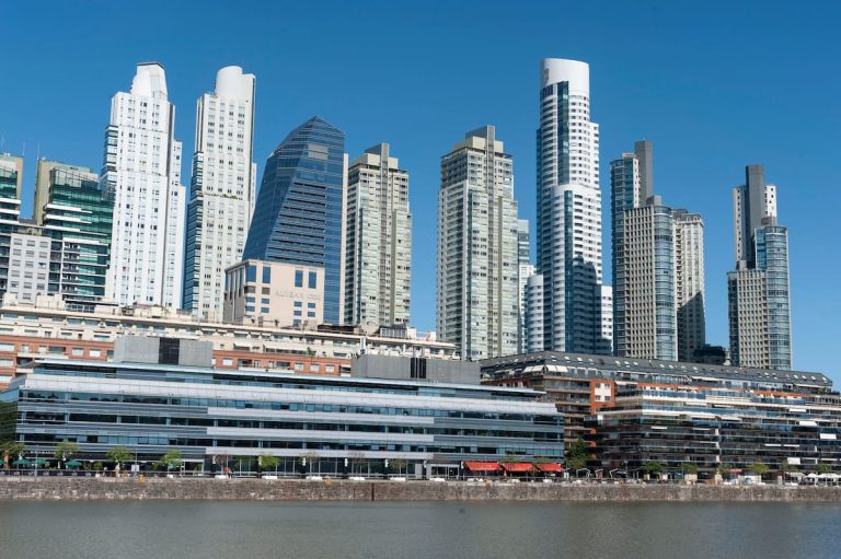 Una empresa petrolera alquila un edificio entero de oficinas para instalarse en la Argentina