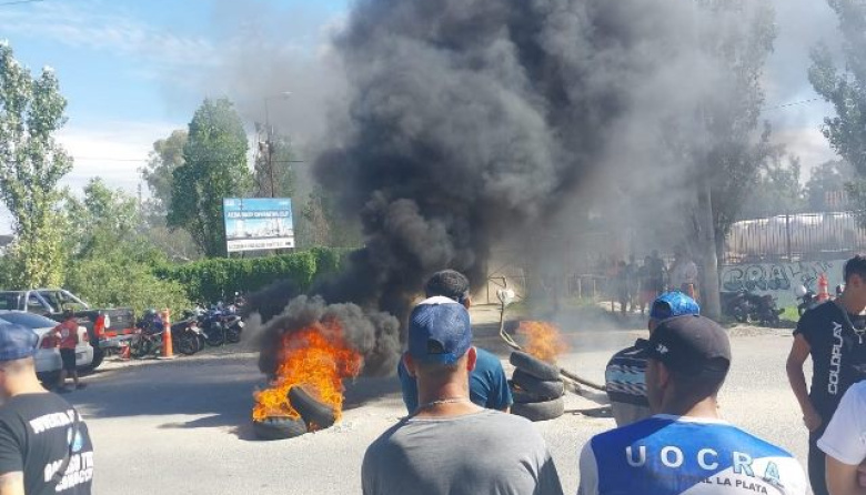 Paro y acampe en AESA en rechazo a 43 despidos e intento de reducción salarial