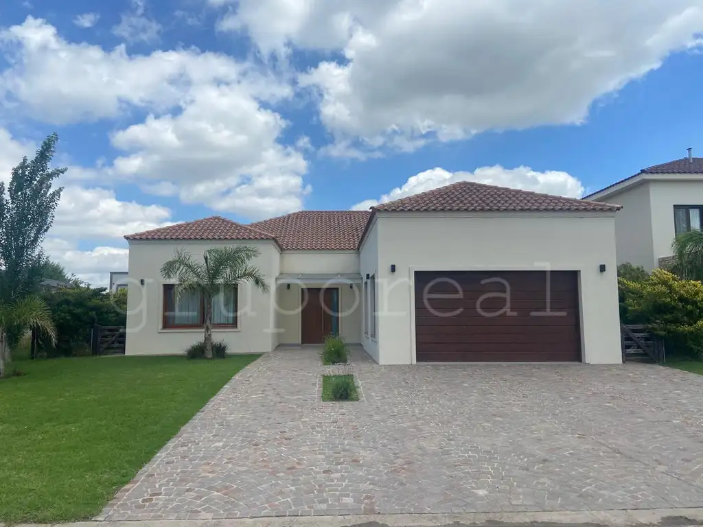 Venta Casa 4 años 3 dormitorios, 240m2, 2 cocheras, Barrio Privado El Rebenque, El Rebenque
