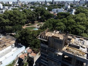 ¿Cuáles son las proyecciones de costos de construcción para agosto 2025?