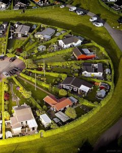 Cómo es el único barrio del mundo con diseño geométrico en círculos que organizan viviendas y espacios verdes