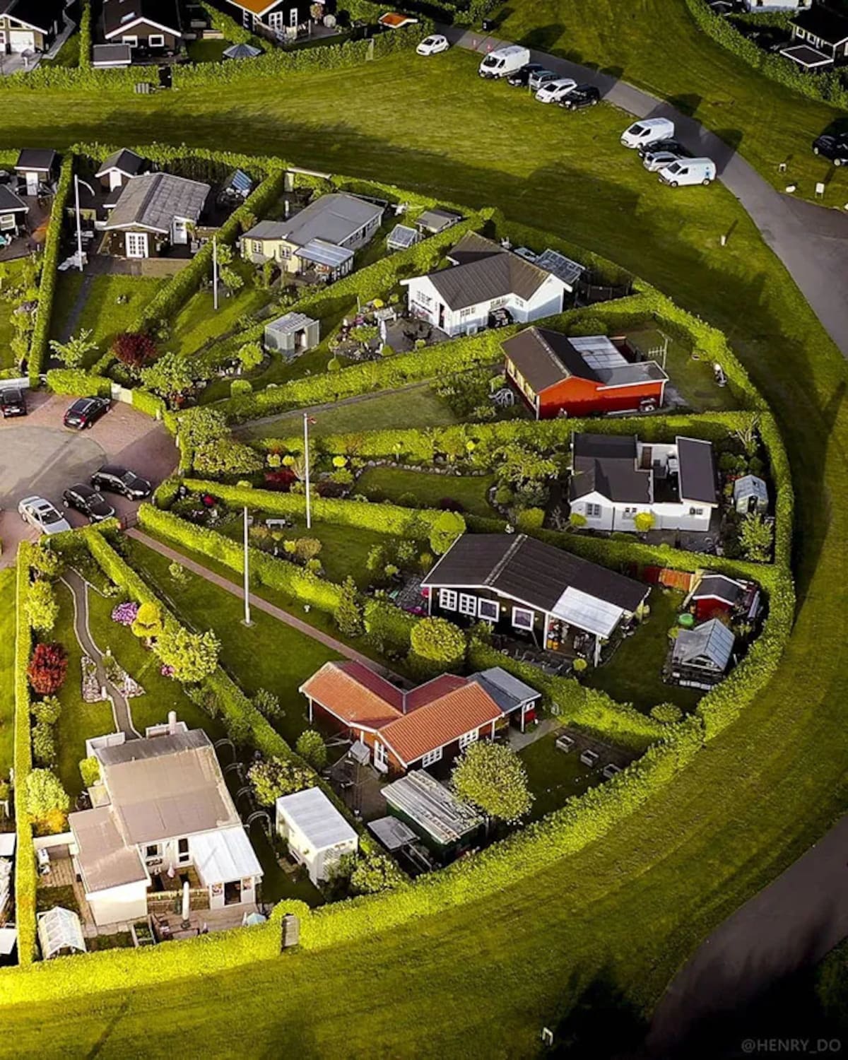Cómo es el único barrio del mundo con diseño geométrico en círculos que organizan viviendas y espacios verdes