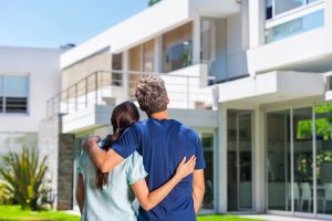 Cuántas casas compra una persona en su vida