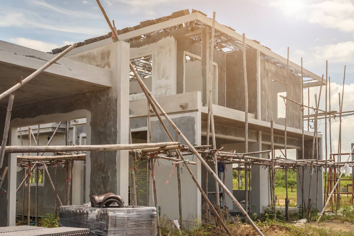 ¿Cuáles son las proyecciones de costos de construcción para agosto 2025?