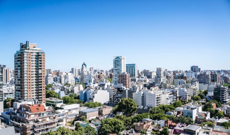 ¿Cuáles son los barrios de Caba donde más bajó el precio de las propiedades en agosto 2025?