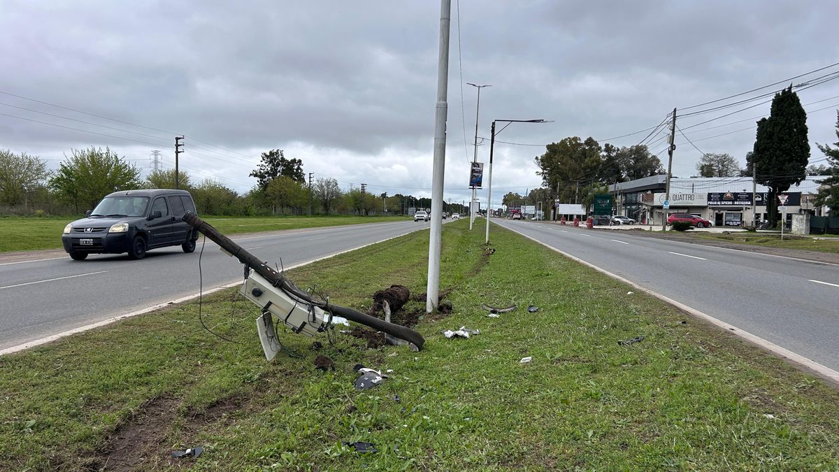Canning: camioneta chocó contra un poste y deribó una cámara de fotomultas en la Ruta 58
