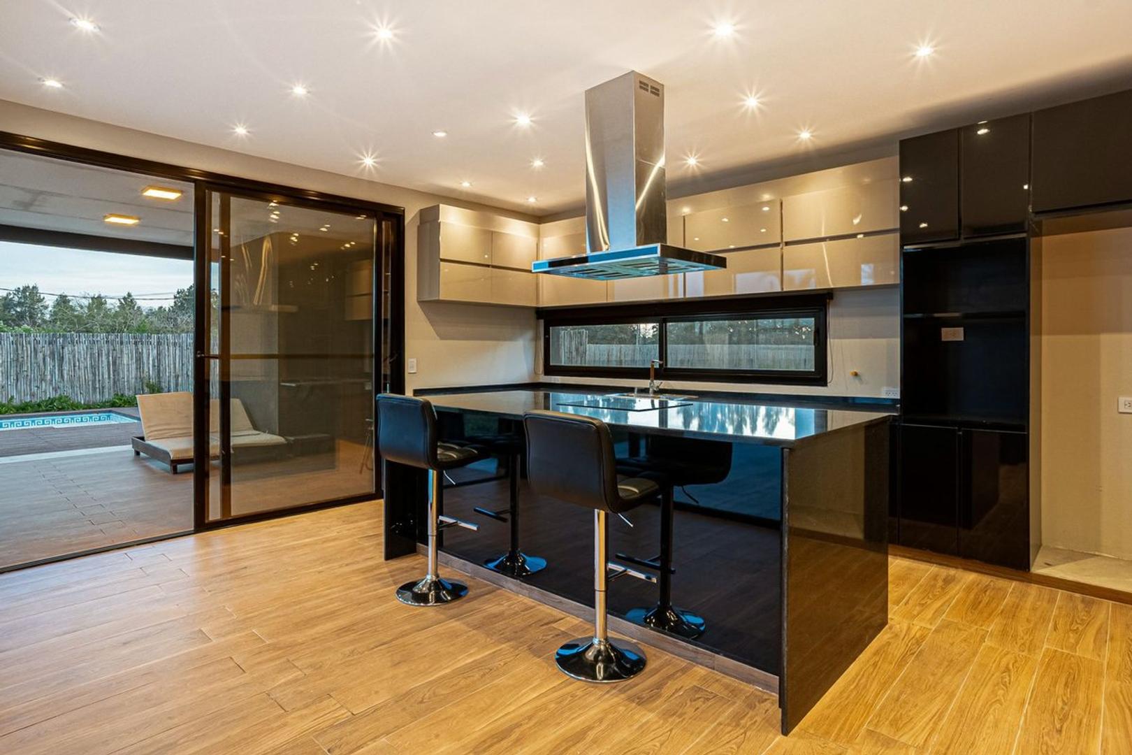 Casa Venta 8 años 4 ambientes, 1008m2, 2 cocheras, Sargento Cabral 5600, Canning