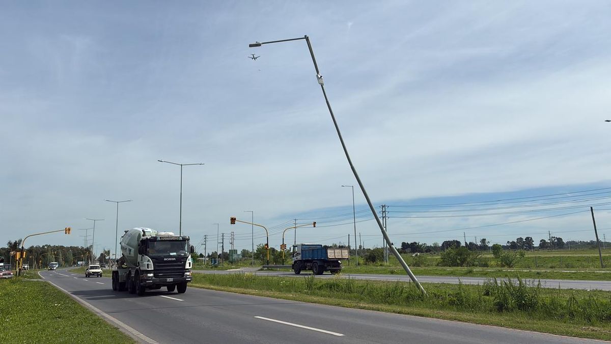 Canning: vecinos alertan por un poste de luz a punto de caer en la Ruta 58