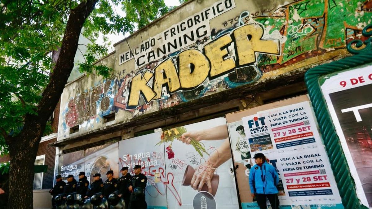 Desalojo en CABA: un antiguo mercado frigorífico fue recuperado por la Policía de la Ciudad
