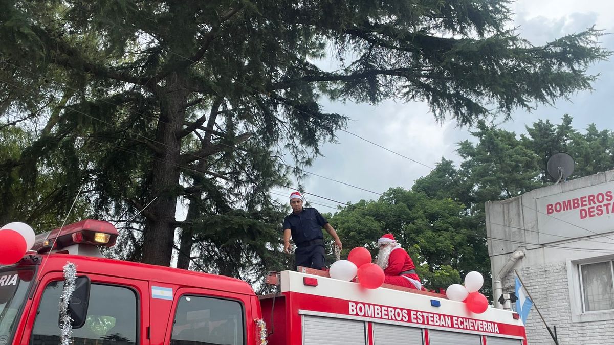 Bomberos voluntarios repartieron caramelos con Papá Noel en Canning y El Jagüel