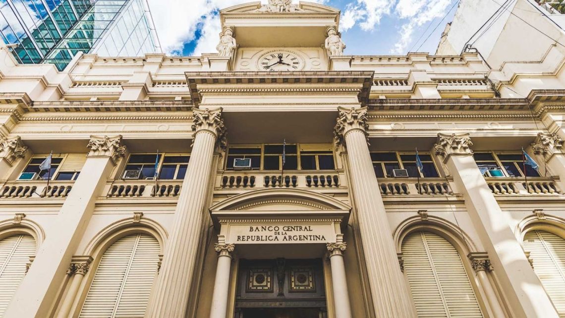 "Las tasas en pesos alcanzan el 140%: Análisis de la situación y su impacto económico" 1 file 25