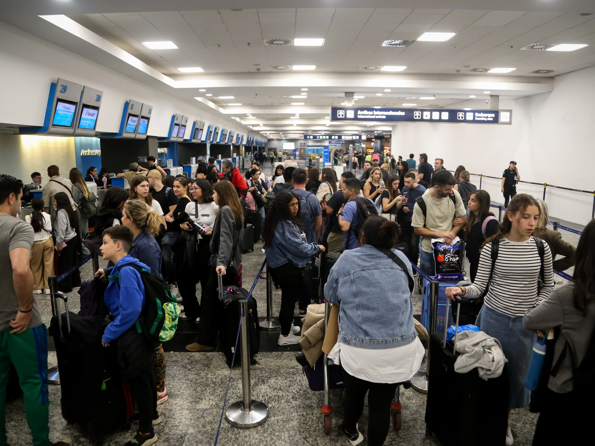 **Gastos en Viajes al Exterior: El Banco Central Modifica su Medición a Solicitud de Scioli para Reducir la Salida de Dólares**