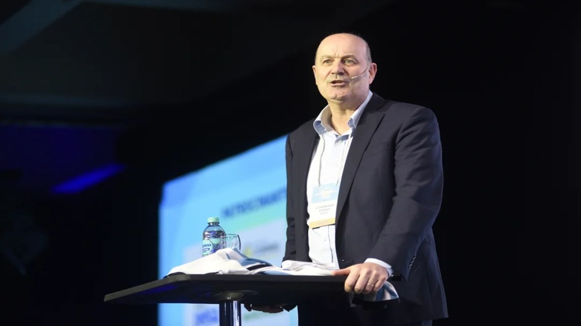 "Sturzenegger Elogia a los Argentinos en el Exterior: 'Son los Verdaderos Héroes de la Producción'" 1 file 46