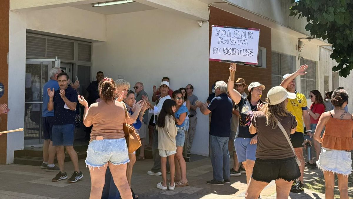 Vecinos de Canning y San Vicente marcharon hacia Edesur por los cortes de luz 1 Vecinos de Canning y San Vicente marcharon hacia Edesur por los cortes de luz