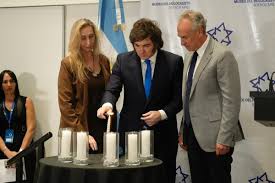 <html>
<head> <title>Tolerancia Cero al Antisemitismo: Javier Milei en el Día del Holocausto</title> <meta name="description" content="Javier Milei reafirma su compromiso de tolerancia cero contra el antisemitismo durante un emotivo acto por el Día del Holocausto.">
</head>
<body> <h1>Tolerancia Cero al Antisemitismo: Javier Milei en el Día del Holocausto</h1>
<p>Durante un reciente acto conmemorativo por el Día del Holocausto, el presidente Javier Milei expresó su firme rechazo al antisemitismo, enfatizando que mientras esté en el poder, habrá <strong>tolerancia cero</strong> hacia cualquier forma de discriminación y odio.</p> <h2>La opinión pública y el creciente antisemitismo</h2>
<p>Milei destacó que, según las tendencias actuales, la <strong>opinión pública le da la espalda al antisemitismo</strong>, lo que refleja un cambio positivo en la sociedad argentina. Su mensaje busca unir a la ciudadanía en la lucha contra el racismo y la intolerancia.</p> <h2>Compromiso en la memoria del Holocausto</h2>
<p>El acto no solo recordó a las víctimas del Holocausto, sino que también fue un llamado a todos los sectores de la sociedad a mantenerse alerta ante cualquier manifestación de odio. Milei subrayó que el respeto y la convivencia pacífica son fundamentales para construir una Argentina inclusiva.</p> </body>
</html> 2 el dia