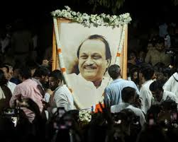<html>
<head> <title>Tragedia en la política india: Fallece Ajit Pawar en accidente aéreo</title>
</head>
<body> <h1>Fallece el político indio Ajit Pawar en un accidente aéreo</h1>
<p><strong>El veterano político indio Ajit Pawar ha fallecido trágicamente en un accidente aéreo.</strong> El incidente ocurrió recientemente, causando un gran impacto en el panorama político de India, donde Pawar era una figura central. Su muerte ha dejado un vacío de poder significativo en el país, generando incertidumbre sobre el futuro político de la nación.</p> <h2>Contexto del accidente</h2>
<p><strong>El vuelo que transportaba a Pawar fue operado por el capitán Sumit Kapoor, quien, según informes, reemplazó a un colega atrapado en el tráfico.</strong> Esta situación inesperada llevó a que Kapoor volara una ruta que originalmente no estaba programada para él. Las circunstancias del accidente aún están bajo investigación, pero la noticia ha conmocionado tanto a sus seguidores como a sus adversarios políticos.</p> <h2>Reacciones y consecuencias políticas</h2>
<p>La reacción a la muerte de Pawar ha sido inmediata y poderosa. Varios líderes políticos han expresado su condolencia y tristeza ante la pérdida de un colega influyente. <strong>La situación ha llevado a especulaciones sobre quién asumirá su rol y cómo se reconfigurará el mapa político en India.</strong></p> <h2>Perspectivas futuras en medio de turbulencias geopolíticas</h2>
<p>Expertos, como el economista V Anantha Nageswaran, han comentado que India está preparada para enfrentar un escenario de turbulencias geopolíticas a largo plazo. <strong>La partida de Pawar podría complicar aún más la estabilidad política en este contexto de incertidumbre global.</strong></p> <h2>Conclusiones</h2>
<p>La muerte de Ajit Pawar marca un punto de inflexión en la política india. A medida que el país navega por este trágico suceso, las miradas están puestas en el futuro y en cómo se desarrollarán los acontecimientos en un entorno ya complicado.</p> </body>
</html> 2 iaf