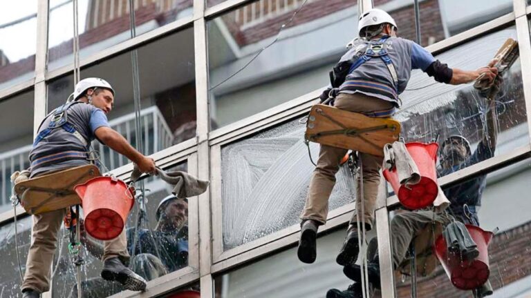 La actividad económica cayó en diciembre de 2025, pero el año cerró con saldo positivo 3 La actividad económica bajó en diciembre de 2025, pero el año cerró con balance positivo