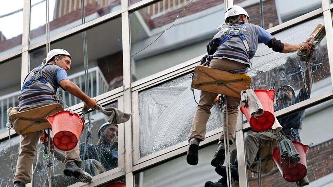 La actividad económica cayó en diciembre de 2025, pero el año cerró con saldo positivo 1 La actividad económica cayó en diciembre de 2025, pero el año cerró con saldo positivo