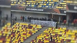 <html>
<head>
<title>FCSB vs Fenerbahçe: Análisis y Últimas Noticias del Encuentro</title>
<meta name="description" content="Toda la información actualizada sobre el enfrentamiento FCSB - Fenerbahçe, incluyendo los últimos eventos y análisis de los equipos.">
</head>
<body> <h1>FCSB vs Fenerbahçe: Análisis y Últimas Noticias del Encuentro</h1> <h2>El Impacto de los Aficionados de FCSB en el Encuentro con Fenerbahçe</h2>
<p>Previo al crucial partido entre <strong>FCSB y Fenerbahçe</strong>, los aficionados del equipo rumano dejaron su huella al exhibir un impactante cartel que ha generado gran repercusión en las redes sociales. Este gesto no solo resalta la pasión de los hinchas, sino también el ambiente cargado que se vive en torno a este enfrentamiento internacional.</p> <h2>En-Nesyri Regresa al Plantel de Fenerbahçe</h2>
<p>En una noticia destacada para los seguidores de <strong>Fenerbahçe</strong>, el delantero Youssef En-Nesyri ha vuelto a las canchas tras una larga ausencia de 9 partidos. Su regreso podría ser clave para el desempeño del equipo en el partido contra <strong>FCSB</strong>, ya que se espera que aporte su capacidad goleadora y experiencia en el juego.</p> <h2>Fenerbahçe Domina en Europa</h2>
<p>En su última actuación, <strong>Fenerbahçe</strong> logró cerrar la primera mitad del torneo europeo con una victoria, marcando un 0-1 que fortalece su posición en la clasificación. Este resultado es un indicativo del buen momento que atraviesa el equipo, que se prepara para enfrentar al <strong>FCSB</strong> con la confianza renovada.</p> </body>
</html> 2 fcsb - fenerbahçe