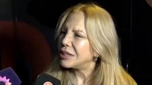 <html>
<head>
<title>Cecilia Roth desmiente las acusaciones de Moria Casán y defiende su actuación en la serie</title>
<meta name="description" content="Cecilia Roth desmiente acusaciones y aclara su rol en la serie de Moria Casán. Conocé los detalles de la controversia.">
</head>
<body> <h1>Cecilia Roth se defiende ante las acusaciones de Moria Casán</h1>
<p>La actriz <strong>Cecilia Roth</strong> no tardó en reaccionar ante las recientes acusaciones lanzadas por <strong>Moria Casán</strong>. En una entrevista, Roth expresó su indignación y afirmó: “No fue así, para nada”. Estas declaraciones han generado un gran revuelo en el mundo del espectáculo argentino.</p> <h2>La serie de Moria Casán en el centro de la polémica</h2>
<p>En medio de la controversia, Cecilia Roth también se refirió a las dificultades que surgieron durante la producción de la serie basada en la vida de Moria. La actriz fue acusada de llegar tarde a las grabaciones y de no cumplir con las expectativas del equipo. Sin embargo, Roth se defendió asegurando que su compromiso con el proyecto es total.</p> <h2>Conflictos en la producción de la biopic</h2>
<p>La situación se complicó aún más cuando se habló de un supuesto conflicto con la producción de la biopic de Moria Casán. En un encuentro con la prensa, Roth no dudó en mostrar su enojo ante un cronista que le consultó sobre el tema, instándolo a “informarse” mejor antes de hacer preguntas. Este cruce ha dejado a todos expectantes sobre el futuro de la serie.</p> </body>
</html> 2 iphone 18