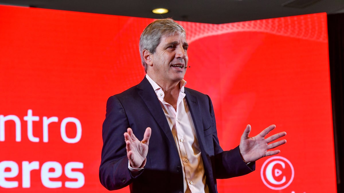 Caputo absorbe pesos en licitación de deuda de enero con un rollover del 124%