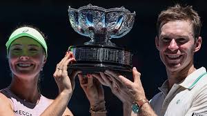 <html>
<head> <title>Gadecki y Peers hacen historia en dobles mixtos del Australian Open 2026</title>
</head>
<body> <h1>Gadecki y Peers hacen historia en dobles mixtos del Australian Open 2026</h1>
<p><strong>En una emocionante final, la dupla australiana formada por Gadecki y Peers se coronó campeona en el dobles mixtos del Australian Open 2026.</strong> Su victoria marca un hito significativo en el tenis australiano al igualar una hazaña que no se lograba desde hace 62 años.</p> <h2>El impacto de su victoria en el tenis</h2>
<p>El triunfo de Gadecki y Peers no solo les otorgó el prestigioso título, sino que también les permitió llevarse un premio en efectivo de $900,000. <strong>Esta victoria ha desatado la euforia entre los aficionados al tenis en Australia y ha puesto a ambos jugadores en el centro de atención internacional.</strong></p> <h2>La presencia de Gates: un toque especial</h2>
<p>Además, la final del dobles mixtos contó con la presencia del multimillonario Gates, quien sumó un sabor especial al evento. <strong>Su aparición generó un gran revuelo entre los asistentes y medios, resaltando la importancia y el atractivo del Australian Open 2026.</strong></p> </body>
</html> 2 australian open 2026