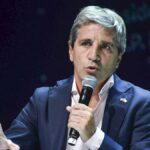 Caputo absorbe pesos para evitar tensiones en el dólar, mientras el BCRA continúa con la compra de reservas