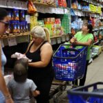 El consumo de los hogares cayó 1,4% en diciembre: cuáles fueron los sectores más afectados