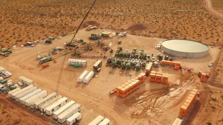 Argentina alcanza récord de producción de petróleo y se proyecta hacia el millón de barriles en 2026 3 ¿Hacia el millón de barriles? Argentina bate récord de petróleo y apunta a bajar costos en 2026