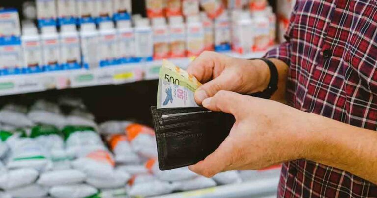 Dos de cada tres hogares argentinos enfrentan dificultades económicas para llegar a fin de mes 3 Dos de cada tres hogares argentinos tiene dificultades para llegar a fin de mes