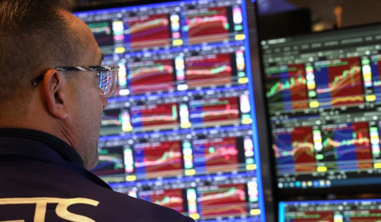 Termina un mes financiero ideal: riesgo país baja, acciones suben y reservas aumentan 3 Termina un mes financiero ideal: bajó el riesgo país, subieron las acciones, retrocedió el dólar y subieron las reservas