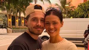 <html>
<head> <title>Brooklyn Beckham y la Tensión Familiar: Revelaciones que Impactan Redes Sociales</title>
</head>
<body> <h2>Brooklyn Beckham y la Tensión Familiar</h2> <p>En un giro dramático de los acontecimientos, <strong>Brooklyn Beckham ha acusado a sus padres, David y Victoria Beckham, de ser los responsables de su angustia emocional y de los problemas en su matrimonio con Nicola Peltz</strong>. Según informes recientes, el joven ha manifestado sentir que la intervención de sus padres ha arruinado su relación, generando un clima de tensión que ha captado la atención de los medios.</p> <h2>El Mensaje de Nicola Peltz</h2> <p>En medio de esta disputa, <strong>Nicola Peltz ha decidido enviar un claro mensaje a la familia Beckham a través de un tatuaje</strong>. Esta acción ha sido interpretada como un acto de rebeldía y apoyo hacia su marido, intensificando aún más el conflicto familiar. La situación ha sido objeto de análisis en diversas plataformas de entretenimiento, donde se discute el impacto de estas tensiones en la vida pública de la pareja.</p> <h2>Declaraciones Impactantes de Brooklyn Beckham</h2> <p>En su declaración más reciente, <strong>Brooklyn Beckham ha realizado comentarios contundentes acerca de sus padres</strong>, lo que ha llevado a especulaciones sobre la naturaleza de su relación familiar. Las palabras del joven han resonado en las redes, generando un debate sobre la influencia que los padres pueden tener en la vida de sus hijos adultos.</p> <h2>Conclusión</h2> <p>La situación entre Brooklyn Beckham, Nicola Peltz y la familia Beckham continúa desarrollándose, y los seguidores de esta historia están atentos a las novedades. Este conflicto familiar no solo afecta a los involucrados, sino que también ofrece una mirada fascinante sobre la dinámica familiar en el mundo del espectáculo.</p>
</body>
</html> 2 brooklyn beckham