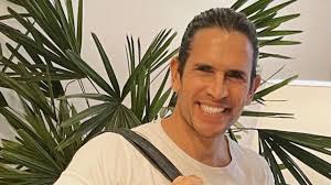 <html>
<head> <title>Diego Ramos: vida tranquila, arte taurino y actualidad</title> <meta name="description" content="Descubre la vida tranquila de Diego Ramos en Mar del Plata y su faceta como pintor.">
</head>
<body> <h1>Diego Ramos: vida tranquila, arte taurino y actualidad</h1>
<h2>La vida de Diego Ramos en Mar del Plata</h2>
<strong>Diego Ramos ha elegido alejarse del bullicio mediático y disfrutar de la tranquilidad que le ofrece Mar del Plata.</strong> En sus momentos de ocio, se lo puede ver en la playa junto a sus perros, manteniendo un perfil bajo y disfrutando de la vida lejos de las cámaras. Esta elección de vida resalta su deseo de desconectar y disfrutar de lo que realmente le apasiona. <h2>Diego Ramos: el pintor de los toros</h2>
<strong>El talento artístico de Diego Ramos se manifiesta en su obra dedicada a los toros.</strong> Su estilo único ha capturado la atención de los amantes del arte, destacando la fuerza y la belleza de estos majestuosos animales. La pintura de Ramos no solo es una expresión de su creatividad, sino también una forma de conexión con la cultura taurina que tanto aprecia. <h2>Actualidad deportiva y Diego Ramos</h2>
En el ámbito deportivo, la figura de Diego Ramos no está directamente relacionada, pero es importante mencionar que Matheus Nunes ha actualizado su lista de jugadores para el próximo partido de la Liga de Campeones. Este tipo de noticias mantiene a los aficionados al tanto de los cambios en los equipos, aunque el foco principal de la actualidad sigue siendo la vida tranquila y artística de Diego Ramos. </body>
</html> 7 diego ramos