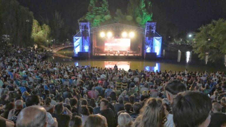 Cómo fue el montaje del escenario sobre el agua del lago del Parque General San Martín que causa sensación