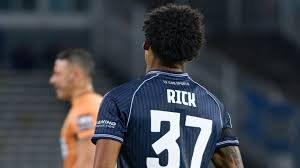 <html>
<head> <title>Talleres 2026: Números de Jugadores y Declaraciones de Bruno Barticciotto</title> <meta name="description" content="Entérate de las últimas noticias sobre Talleres hoy, incluyendo los dorsales de los jugadores para la temporada 2026 y las declaraciones de Bruno Barticciotto.">
</head>
<body> <h1>Talleres 2026: Números de Jugadores y Declaraciones de Bruno Barticciotto</h1>
<p>El <strong>Club Atlético Talleres</strong> ha dado a conocer los números que usarán sus jugadores durante la temporada 2026. Esta decisión es crucial para los hinchas, quienes esperan ansiosos el desempeño de sus ídolos en el campo de juego.</p> <h2>Bruno Barticciotto: Un Nuevo Comienzo</h2>
<p>En conferencia de prensa, <strong>Bruno Barticciotto</strong> afirmó: "Soy otro jugador, no tiene nada que ver al que conocieron". Estas declaraciones reflejan la evolución del futbolista y su compromiso con el equipo en esta nueva etapa.</p> <h2>El Talleres de Carlos Tevez y sus Números</h2>
<p>El <strong>Talleres de Carlos Tevez</strong> también confirmó oficialmente los números que utilizarán sus jugadores en esta nueva temporada. La expectativa es alta, y los aficionados están listos para alentar al equipo en cada partido.</p> </body>
</html> 5 talleres hoy