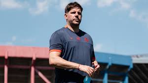 <html>
<head> <title>San Lorenzo: Refuerzos, Crisis Económica y Nuevas Oportunidades</title> <meta name="description" content="Entérate de las últimas novedades sobre San Lorenzo, incluyendo refuerzos, situación económica y más.">
</head>
<body> <h1>San Lorenzo: Refuerzos, Crisis Económica y Nuevas Oportunidades</h1> <h2>Refuerzos y Negociaciones en San Lorenzo</h2> <p><strong>San Lorenzo se encuentra en plena etapa de reestructuración, con la incorporación de cuatro nuevos refuerzos que prometen fortalecer al equipo en el próximo torneo.</strong> Además, se están llevando a cabo negociaciones con Boca Juniors por el jugador Alexis Cuello, lo que podría marcar un cambio significativo en la plantilla.</p> <p>Para más información sobre este tema, puedes consultar el artículo completo <a href="https://www.infobae.com/deportes/2026/01/23/panorama-de-san-lorenzo-cuatro-refuerzos-una-posible-venta-y-las-negociaciones-con-boca-por-alexis-cuello/">aquí</a>.</p> <h2>Situación Económica de San Lorenzo</h2> <p><strong>La situación económica del club es preocupante, con más de 200 juicios y cerca de mil cheques rechazados.</strong> Esta complejidad financiera afecta la operativa del club y su capacidad para realizar nuevas incorporaciones o mantener a los jugadores actuales.</p> <p>Para entender más sobre esta problemática, visita el artículo completo <a href="https://www.tycsports.com/san-lorenzo/compleja-situacion-economica-de-san-lorenzo-mas-de-200-juicios-y-casi-mil-cheques-rechazados-id709221.html">aquí</a>.</p> <h2>Buenas Noticias para San Lorenzo</h2> <p><strong>En una reciente resolución, San Lorenzo logró levantar todas las inhibiciones impuestas por la FIFA.</strong> Esta noticia representa un alivio para la institución, permitiéndole tener más libertad en sus movimientos en el mercado de pases y facilitar la gestión del equipo.</p> <p>Para más detalles sobre esta positiva noticia, puedes leer el artículo completo <a href="https://www.ole.com.ar/san-lorenzo/san-lorenzo-inhibiciones-levanto-fifa_0_wfjsjkQ74l.html">aquí</a>.</p>
</body>
</html> 10 san lorenzo hoy