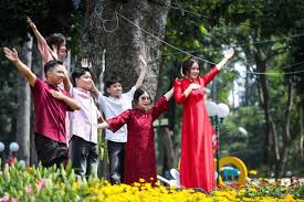 <html>
<head> <title>Festival de Flores y Celebraciones de Bahar en Ho Chi Minh: Tendencias de Búsqueda</title>
</head>
<body> <h1>Festival de Flores y Celebraciones de Bahar en Ho Chi Minh: Tendencias de Búsqueda</h1>
<p>En el marco de la celebración de <strong>bahar</strong>, el Festival de Flores en Ho Chi Minh es uno de los eventos más esperados del año. Este festival destaca por su colorido despliegue de flores y la alegría que trae a la comunidad, convirtiéndose en un punto de encuentro para locales y turistas. Se pueden disfrutar de diversas actividades, incluyendo exposiciones florales y espectáculos culturales.</p> <h2>Carreras de Bicicleta y Patines en Celebración del Año Nuevo Lunar</h2>
<p>Otro evento significativo relacionado con <strong>bahar</strong> son las competencias de bicicletas y patines, que se organizan para celebrar el Año Nuevo Lunar. Estas carreras no solo promueven el deporte y la actividad física, sino que también fomentan la convivencia y el espíritu festivo de la temporada. Los participantes pueden disfrutar de un ambiente festivo mientras compiten por premios y reconocimientos.</p> <h2>Mascotas del Festival de Flores: Un Atractivo Especial</h2>
<p>El Festival de Flores también presenta personajes mascota únicos que atraen a grandes y chicos. Estos personajes, que adornan la famosa calle de flores Nguyen Hue, añaden un toque especial a la celebración de <strong>bahar</strong>. La presentación de las mascotas se ha convertido en una atracción que complementa la belleza del festival y el entusiasmo de la comunidad.</p> </body>
</html> 6 bahar