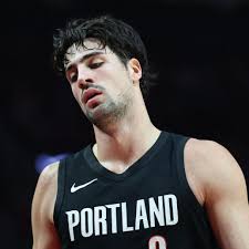 <html>
<head> <title>Últimas Noticias y Análisis: Celtics vs Trail Blazers</title> <meta name="description" content="Explore las últimas noticias sobre los Celtics y los Trail Blazers, incluyendo actualizaciones sobre lesiones y análisis de partidos.">
</head>
<body> <h2>Noticias Críticas sobre Deni Avdija para los Trail Blazers</h2>
<p><strong>Recientemente, Tiago Splitter ha compartido información crucial sobre la lesión de Deni Avdija, un jugador clave para los Portland Trail Blazers.</strong> Esta noticia podría tener un impacto significativo en el rendimiento del equipo en los próximos partidos. Los aficionados están a la expectativa de las actualizaciones que podrían afectar la estrategia de juego del equipo.</p> <h2>Debate Abierto: Blazers-Celtics en la Segunda Mitad</h2>
<p><strong>El enfrentamiento entre los Blazers y los Celtics ha generado intensas discusiones sobre el desempeño de ambos equipos durante la segunda mitad del partido.</strong> Los aficionados están compartiendo sus opiniones y análisis en las plataformas digitales, destacando los puntos fuertes y débiles de cada conjunto. Las decisiones tácticas del entrenador serán claves para definir el resultado en futuros encuentros.</p> <h2>Un Comienzo Difícil para los Trail Blazers en Boston</h2>
<p><strong>La reciente actuación de los Trail Blazers en Boston dejó mucho que desear, con un inicio de partido que los condenó a una derrota.</strong> A pesar de los esfuerzos del equipo, el mal comienzo les impidió recuperarse y competir efectivamente contra los Celtics. Este resultado ha generado preocupación entre los seguidores, quienes esperan mejoras en los próximos encuentros.</p> </body>
</html> 2 celtics - trail blazers