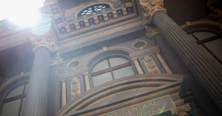 Reservas e índice de riesgo país mejoran, pero persisten dudas por inflación y actividad económica