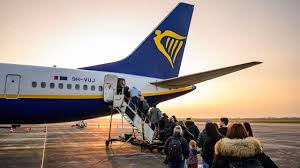 <html>
<head> <title>Starlink en la aviación: Transformando la conectividad aérea</title>
</head>
<body> <h2>Starlink y su impacto en la industria aérea</h2>
<p>El servicio de internet satelital <strong>Starlink</strong>, desarrollado por Elon Musk, se ha convertido en un tema de conversación relevante en el mundo de la aviación. Las aerolíneas están evaluando si integrar esta tecnología es una necesidad o un lujo que podría incrementar sus costos operativos.</p> <h2>Ryanair se suma a la tendencia</h2>
<p>Recientemente, Ryanair ha expresado su satisfacción con el incremento en las ventas de boletos, atribuyendo parte de este éxito a la atención mediática generada por Elon Musk. Este gesto ha suscitado el interés de otras aerolíneas que contemplan implementar <strong>Starlink</strong> como una forma de mejorar la experiencia del pasajero.</p> <h2>¿Es Starlink un must-have para las aerolíneas?</h2>
<p>Elon Musk ha posicionado <strong>Starlink</strong> como una solución innovadora para conectar aviones en pleno vuelo. Sin embargo, la pregunta persiste: ¿realmente es una necesidad imperante para las aerolíneas o simplemente un gasto adicional? Expertos indican que, aunque puede ofrecer ventajas competitivas, su implementación necesita ser cuidadosamente analizada.</p> <h2>Conclusiones</h2>
<p>El futuro de <strong>Starlink</strong> en la aviación parece prometedor, pero las aerolíneas deberán evaluar el costo-beneficio de su adopción. A medida que más empresas se sumen a esta tendencia, será crucial observar cómo afecta a la dinámica del sector y la satisfacción de los pasajeros.</p> </body>
</html> 3 starlink