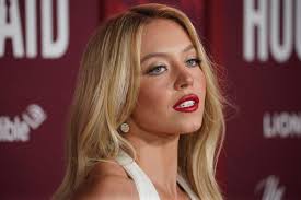 <html>
<head> <title>Sydney Sweeney: Controversias y Glamour en Hollywood</title> <meta name="description" content="Descubre las últimas noticias sobre Sydney Sweeney, su controversia con el cartel de Hollywood y sus impactantes sesiones de fotos.">
</head>
<body> <h2>Controversia en Hollywood: Sydney Sweeney y el cartel icónico</h2> <p>Sydney Sweeney se ha convertido en el centro de atención tras su reciente actuación en el famoso cartel de Hollywood. La actriz, conocida por sus papeles en populares series, no contaba con permiso para escalar la estructura y colgar sostenes, lo que ha generado un aluvión de críticas y preguntas sobre su comportamiento. Según el <a href="https://www.latimes.com/entertainment-arts/story/2026-01-26/sydney-sweeney-hollywood-sign-bras-permission-chamber-commerce">Los Angeles Times</a>, la Cámara de Comercio de Hollywood no aprobó esta acción, que muchos consideran un acto de vandalismo.</p> <h2>Un toque de glamour: Sydney Sweeney en lencería</h2> <p>En otro ámbito, Sydney Sweeney ha deslumbrado a sus seguidores con una reciente sesión de fotos en la que posa en lencería negra, acompañada de liguero y guantes transparentes. La actriz, que siempre se muestra segura y audaz en sus elecciones de moda, ha compartido estas imágenes en sus redes sociales, capturando la atención de medios como <a href="https://www.instyle.com/sydney-sweeney-models-lace-lingerie-garter-belt-matching-gloves-11893054">InStyle</a>.</p> <h2>Posibles repercusiones legales para Sydney Sweeney</h2> <p>La situación se complica para Sweeney, ya que enfrenta la posibilidad de cargos por allanamiento y vandalismo tras colgar su lencería en el icónico cartel. <strong>La noticia ha generado un debate sobre los límites entre el arte y la legalidad.</strong> El medio <a href="https://www.firstpost.com/entertainment/sydney-sweeney-to-face-criminal-trespass-and-vandalism-charges-for-hanging-her-lingerie-on-the-hollywood-sign-13972938.html">Firstpost</a> ha informado sobre las implicaciones legales que podría enfrentar la actriz, poniendo en jaque su imagen pública.</p>
</body>
</html> 2 sydney sweeney