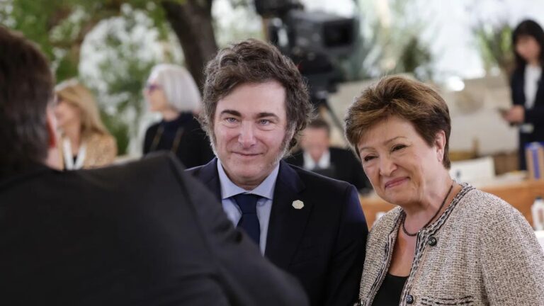 Reservas en alza, recaudación en baja: el nuevo foco de tensión con el Fondo Monetario Internacional