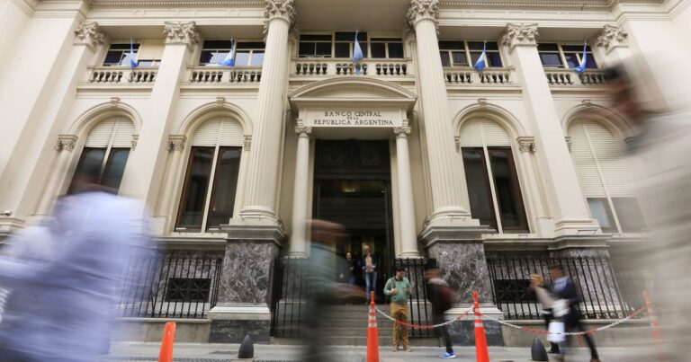 Banco Central suma u$s 1000 millones a reservas, Toto Caputo destina fondos a pagar deuda 3 El Banco Central sumó u$s 1000 millones a las reservas, pero Toto Caputo se los lleva para pagar deuda