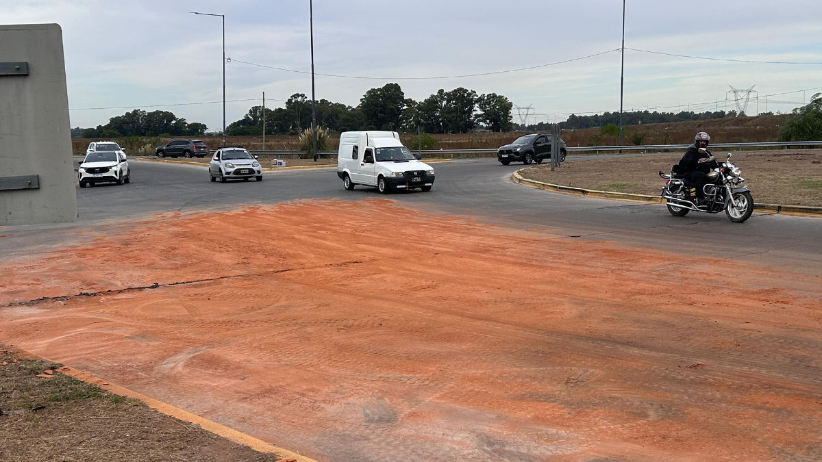 Canning: un camión volcó parte de su carga de ladrillos en la rotonda de Ruta 58 y 16