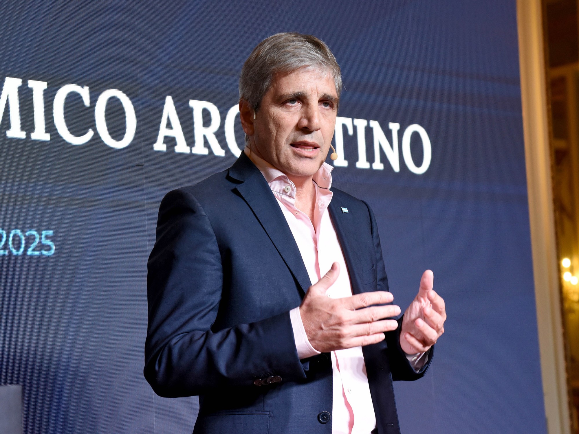 Luis Caputo asegura que los US$ 808 millones de EE. UU. son una operación técnica y niega salida de Argentina a los mercados 1 Luis Caputo asegura que los US$ 808 millones de EE. UU. son una operación técnica y niega salida de Argentina a los mercados