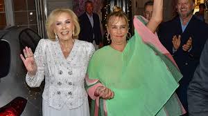 <html>
<head> <title>Mirtha Legrand Celebra 99 Años en La Cien en Vivo: Hábitos Saludables para la Longevidad</title> <meta name="description" content="Descubrí las últimas novedades sobre 'La Cien en Vivo', incluyendo la celebración del cumpleaños de Mirtha Legrand y hábitos para una vida longeva.">
</head>
<body> <h1>Mirtha Legrand Celebra 99 Años en La Cien en Vivo: Hábitos Saludables para la Longevidad</h1> <h2>Mirtha Legrand Cumple 99 Años</h2> <strong>El icónico programa de Mirtha Legrand se vistió de gala para celebrar el 99° cumpleaños de la reconocida anfitriona.</strong> Con una gran cantidad de invitados, la velada fue un reflejo del cariño y la admiración que el público le tiene a Mirtha. Para más detalles sobre los invitados y la celebración, podés leer el artículo en Infobae. <h2>Hábitos Clave para la Longevidad</h2> <strong>En paralelo a los festejos, un gerontólogo compartió tres hábitos fundamentales que pueden influir de manera positiva en la longevidad.</strong> Estos hábitos son esenciales para quienes buscan mantener un estilo de vida saludable y prolongar su bienestar. Para conocer más sobre estos consejos, te invitamos a consultar el artículo de La Nación. <h2>Reviví el MShow del 24 de Febrero de 2026</h2> <strong>El MShow del 24 de febrero de 2026 ofreció una cobertura completa del gran cumpleaños de Mirtha Legrand, destacando momentos emotivos y anécdotas de la vida de la famosa conductora.</strong> No te pierdas los detalles y reviví el programa completo en Ciudad. <h2>La Cien en Vivo y su Impacto en la Cultura Argentina</h2> La Cien en Vivo sigue siendo un pilar fundamental en la televisión argentina, reflejando no solo el entretenimiento, sino también valores y hábitos que pueden mejorar la calidad de vida de sus espectadores. Con eventos como el cumpleaños de Mirtha Legrand, se reafirma su relevancia en la cultura local.
</body>
</html> 3 la cien en vivo
